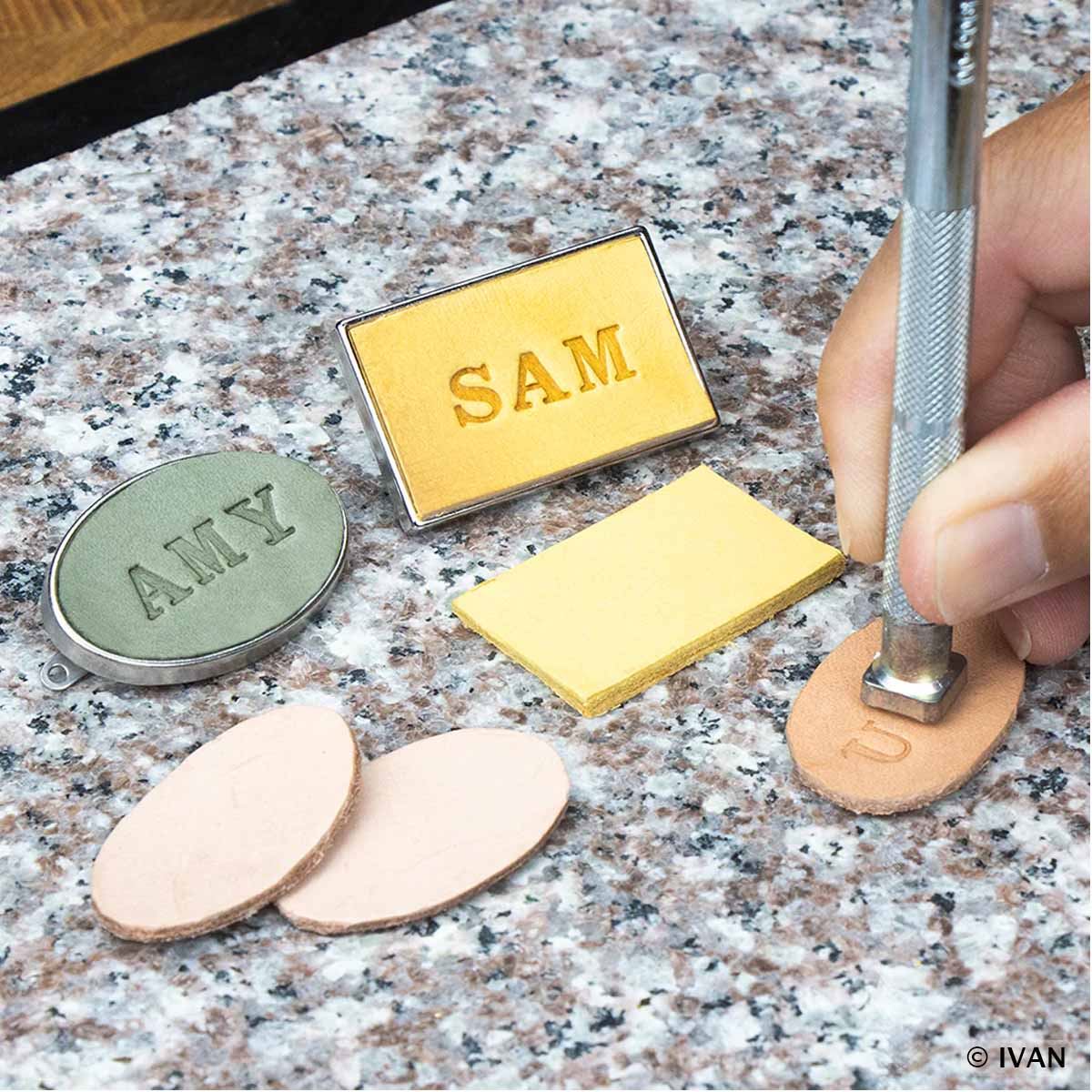 Conchos personnalisés avec du cuir - Fixation à griffes