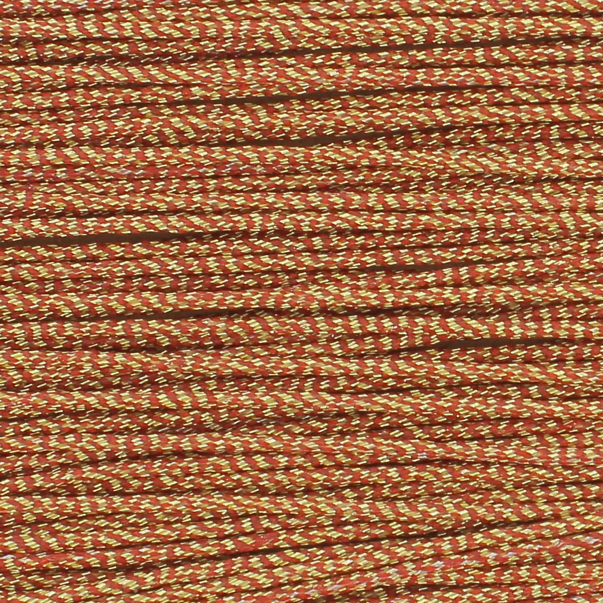 Fil polyester ciré et tressé bicolore doré et rouge, rendu brillant et lumineux. Cartonnette de fil métallisé pour couture à la main, 8 mètres, diamètre 0,8 mm, marque MeiSi