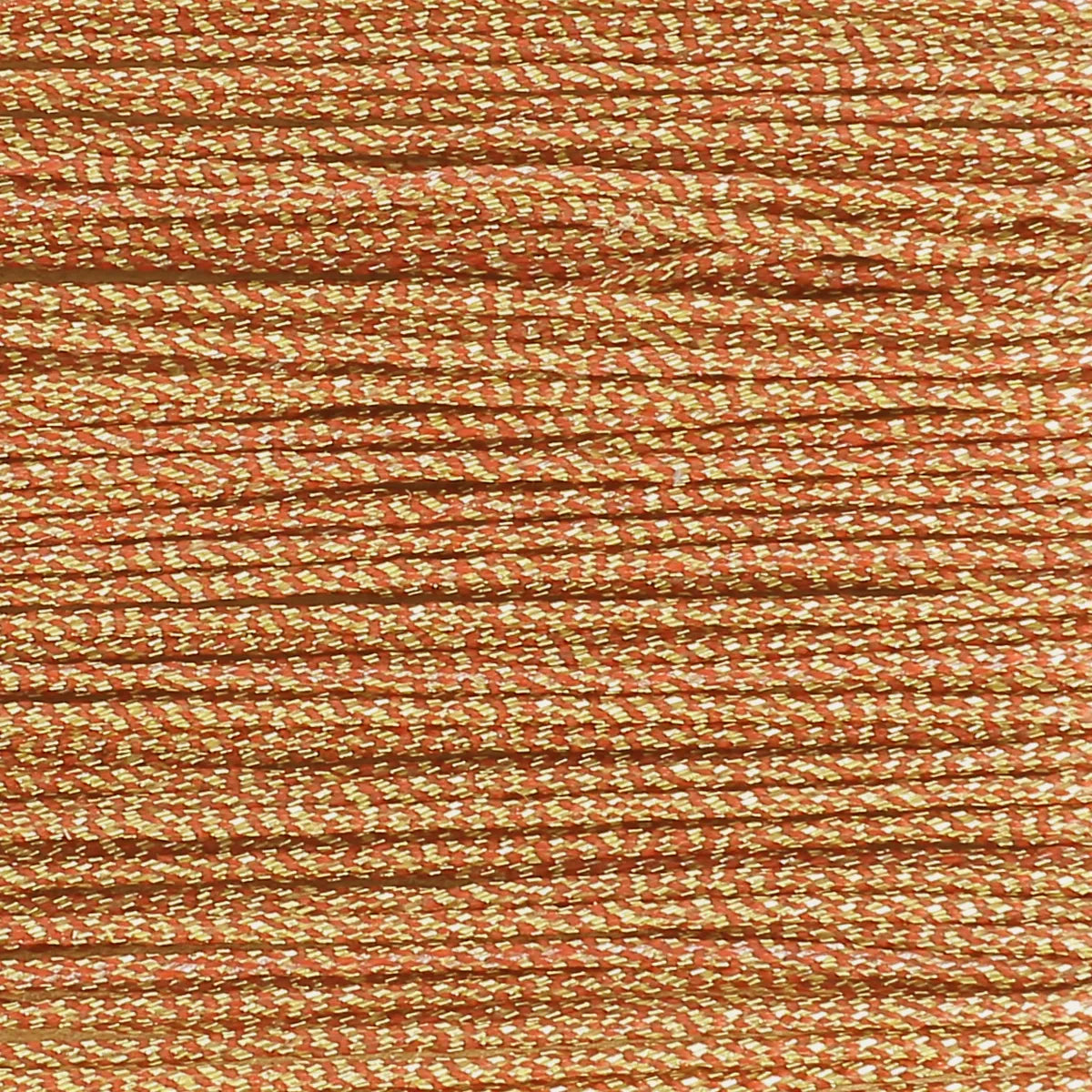 Fil polyester ciré et tressé bicolore doré et rouge, rendu brillant et lumineux. Cartonnette de fil métallisé pour couture à la main, 8 mètres, diamètre 0,8 mm, marque MeiSi