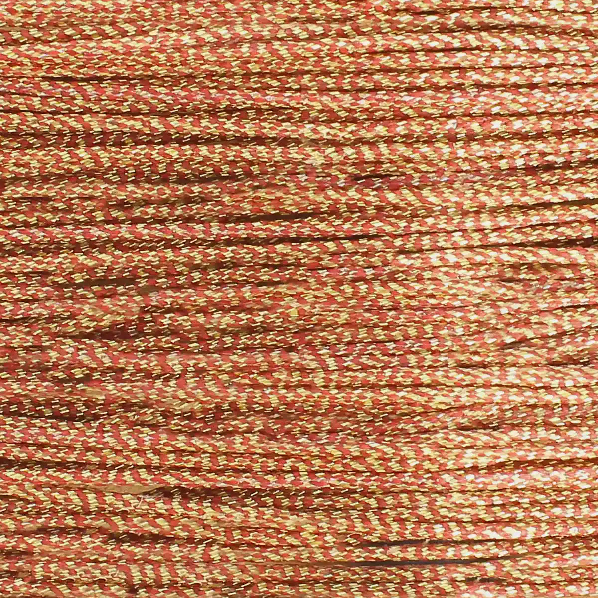 Fil polyester ciré et tressé bicolore doré et rouge, rendu brillant et lumineux. Cartonnette de fil métallisé pour couture à la main, 8 mètres, diamètre 0,8 mm, marque MeiSi