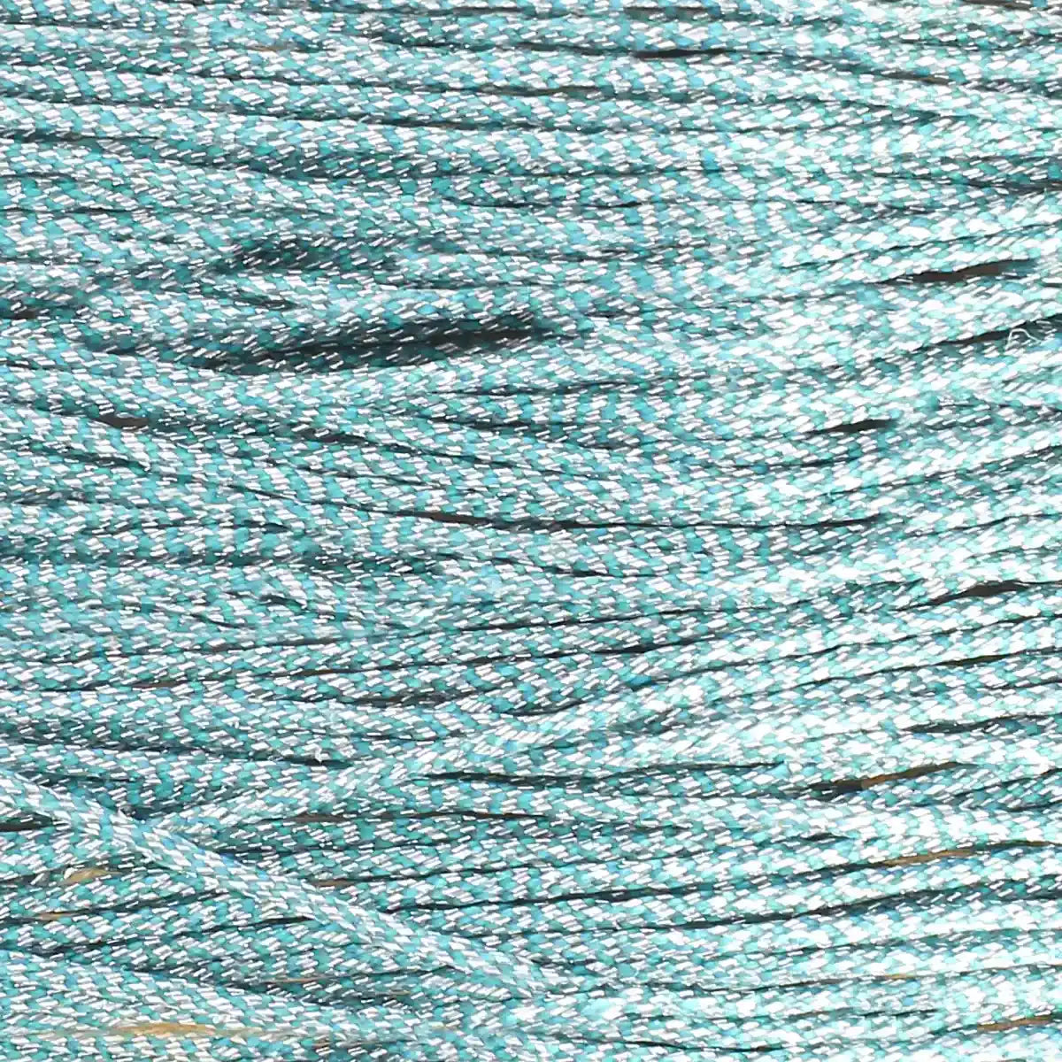 Fil de couture en polyester ciré et tressé couleur bleu clair métallisé. Fil brillant pour couture à la main, cartonnette de 8 mètres, diamètre 0,8 mm de la marque MeiSi