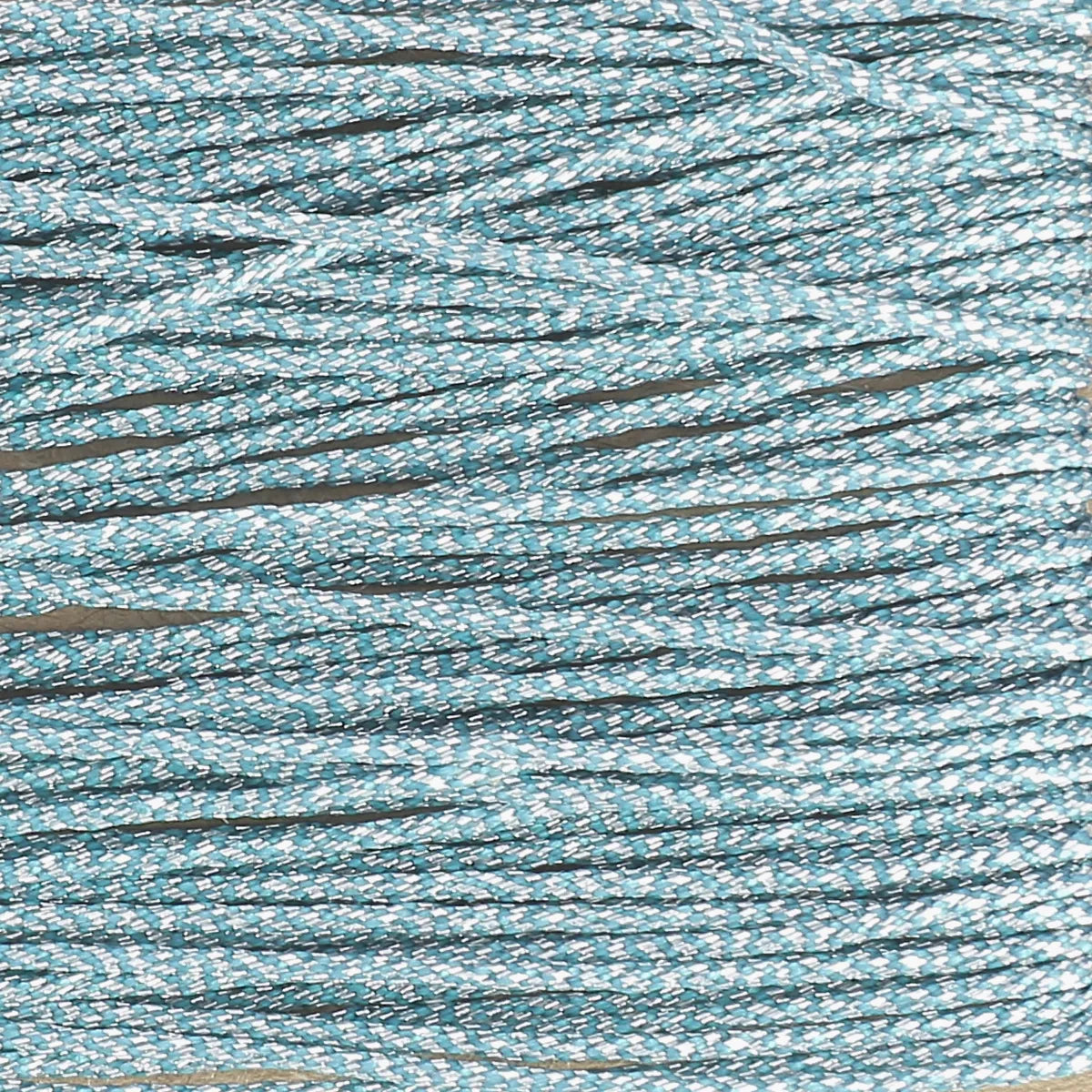 Fil de couture en polyester ciré et tressé couleur bleu clair métallisé. Fil brillant pour couture à la main, cartonnette de 8 mètres, diamètre 0,8 mm de la marque MeiSi