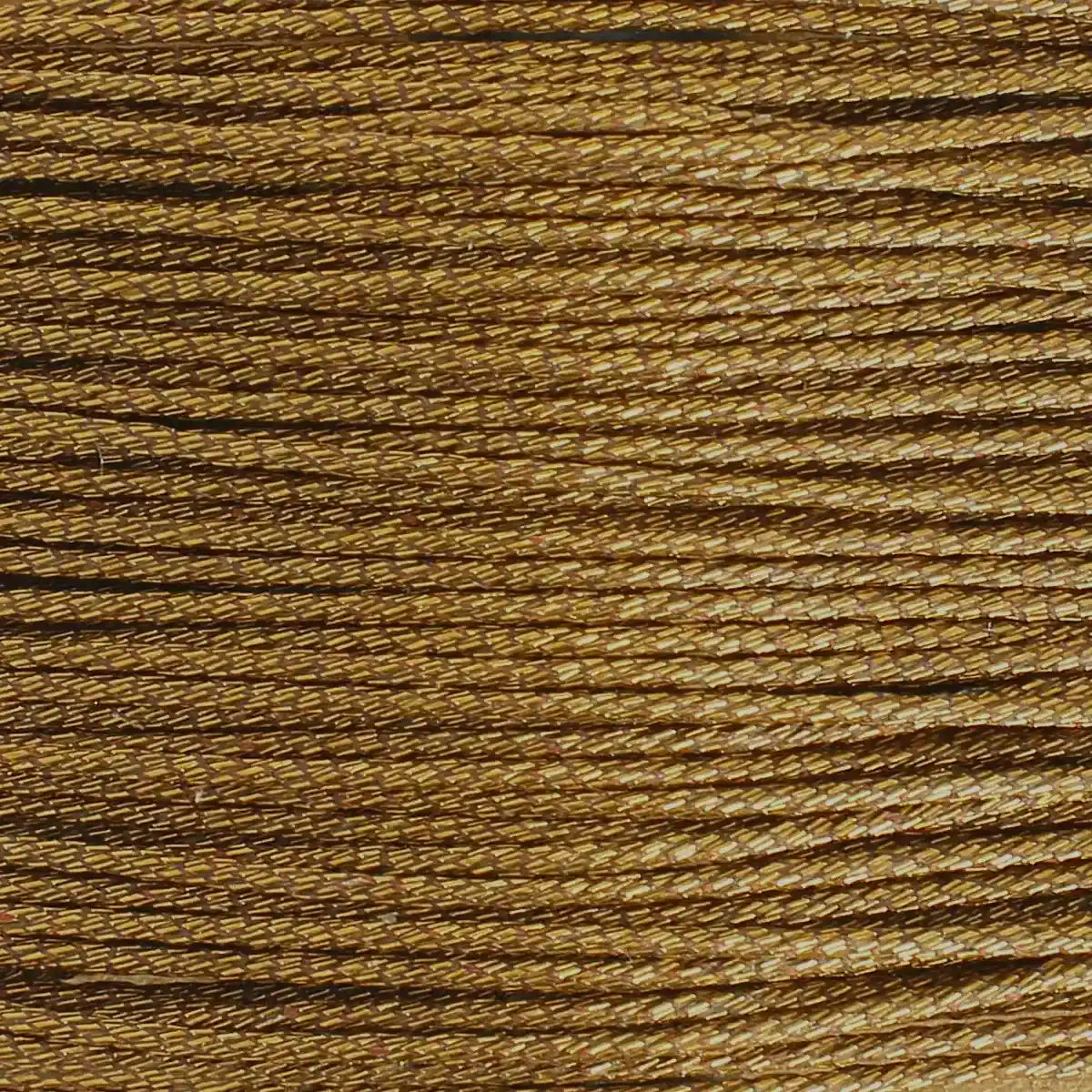 Fil de couture en polyester ciré couleur moka métallisé, M080 de la marque MeiSi. Fil ciré et métallisé pour apporter éclat à vos coutures