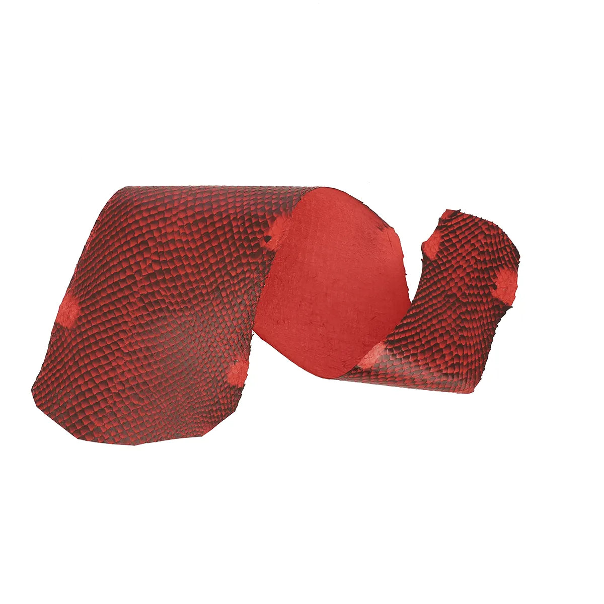 Peau de cuir de saumon rouge finition dégradée. Cuir de poisson tanné en France idéal pour la création d'horlogerie, ornement, gainerie, maroquinerie et bijoux