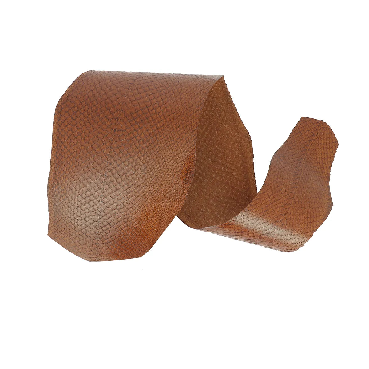 Peau de cuir de saumon couleur marron brun à la finition brillante. Cuir de poisson très souple idéal pour réaliser de l'ornement, de la maroquinerie, de la gainerie et des bijoux