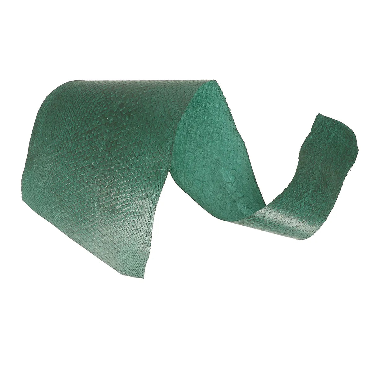 Peau de cuir de saumon brillant vert foncé de la gamme Squama. Cuir marin issu d'un déstockage à petit prix