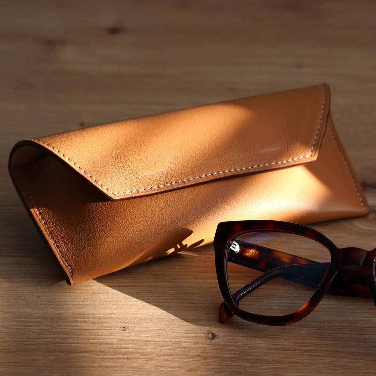 Modèle de tutoriel et patron pour étui à lunettes en cuir Deco Cuir, montrant le design et la création de l'étui.