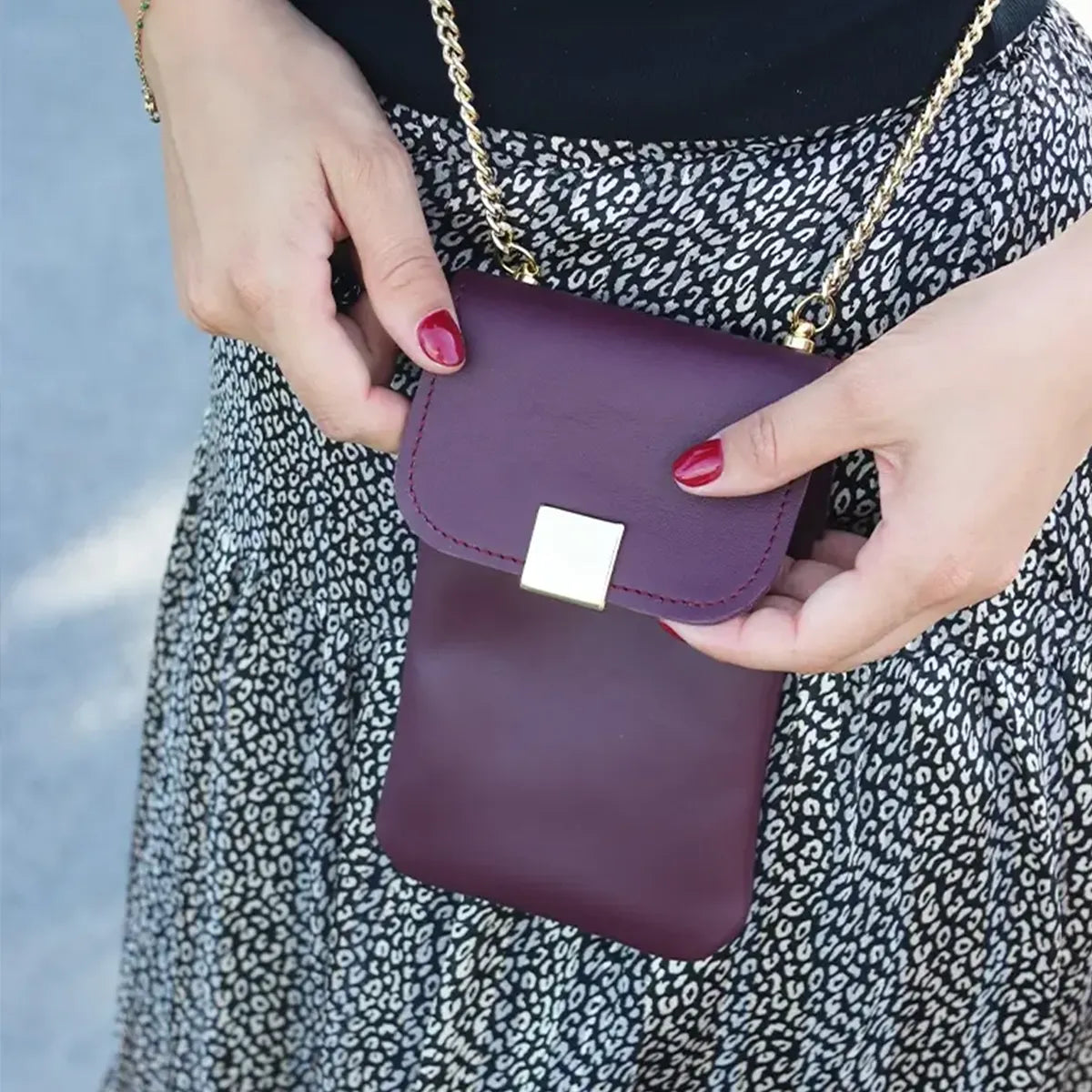 Livre et patron pour créer une pochette en cuir, publié par Deco Cuir, montrant le tutoriel et le modèle en cuir.