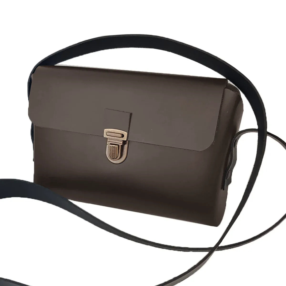 Kit complet pour réaliser une pochette en cuir marron foncé. Kit DIY conçu par Deco cuir pour les débutants, ne nécessite pas de couture