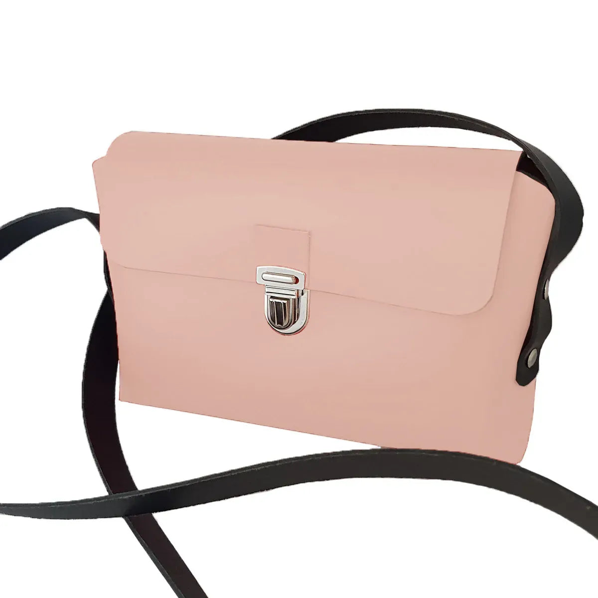 Sac bandoulière en cuir rose clair à assembler soi-même grâce au kit DIY. Idéal pour commencer dans la maroquinerie ou offrir en cadeau