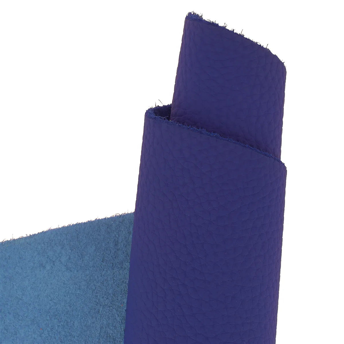 Peau de cuir de taurillon grainée couleur bleu foncé. Cuir de haute qualité, texture gros grain, pour confection de maroquinerie.