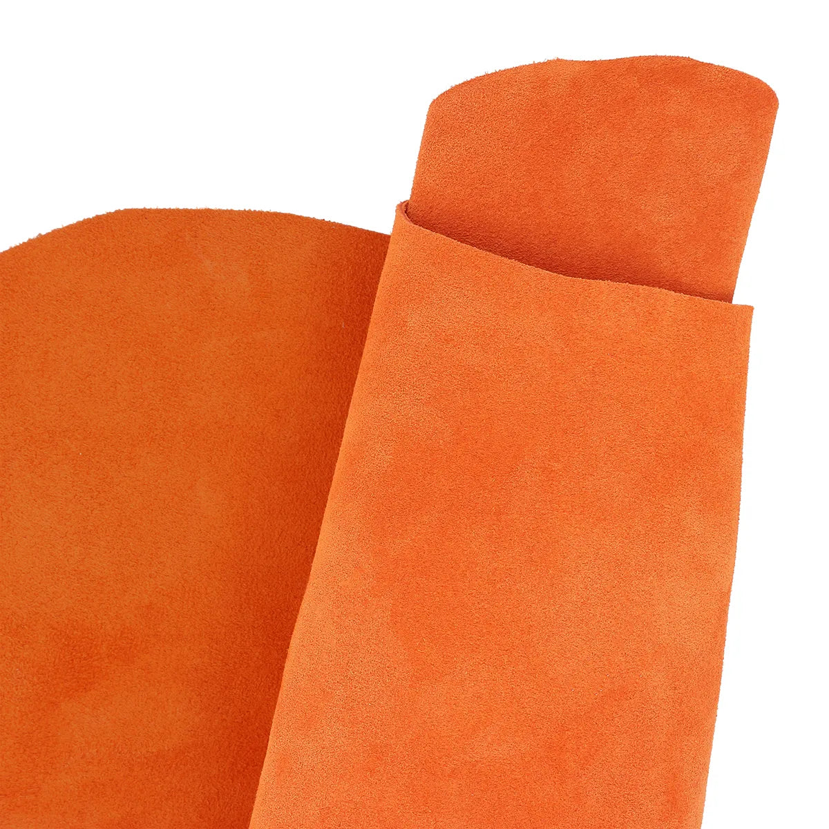 Peau de cuir de veau velours orange, texture douce et souple, pour projets de maroquinerie ou décoration intérieure.