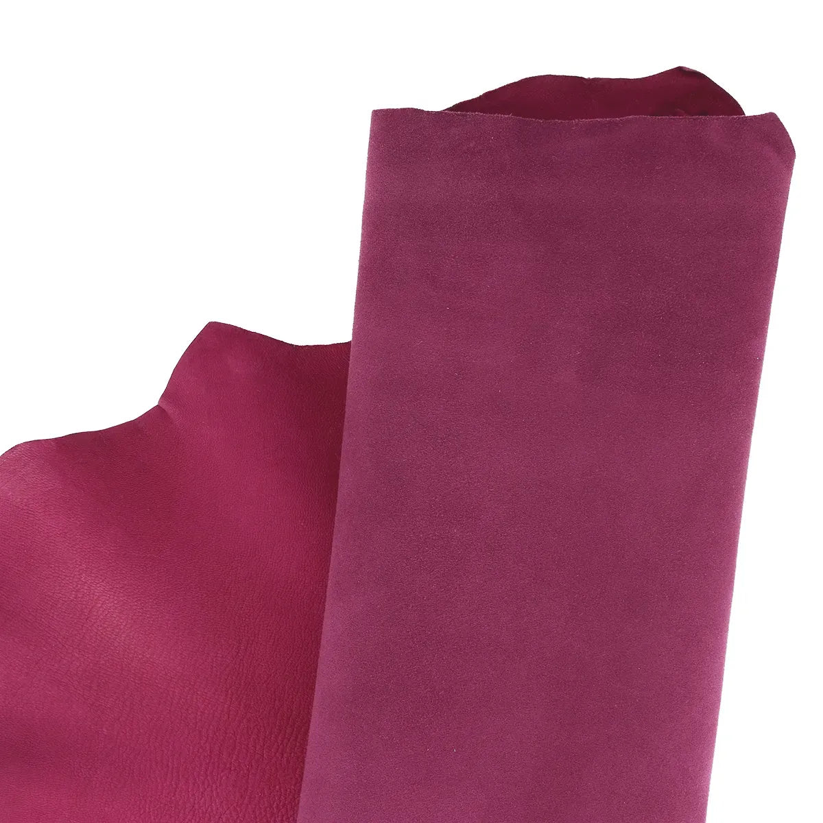 Peau de cuir de chèvre velours RUBIS U05, texture douce et souple, couleur rouge rubis, vue en gros plan.