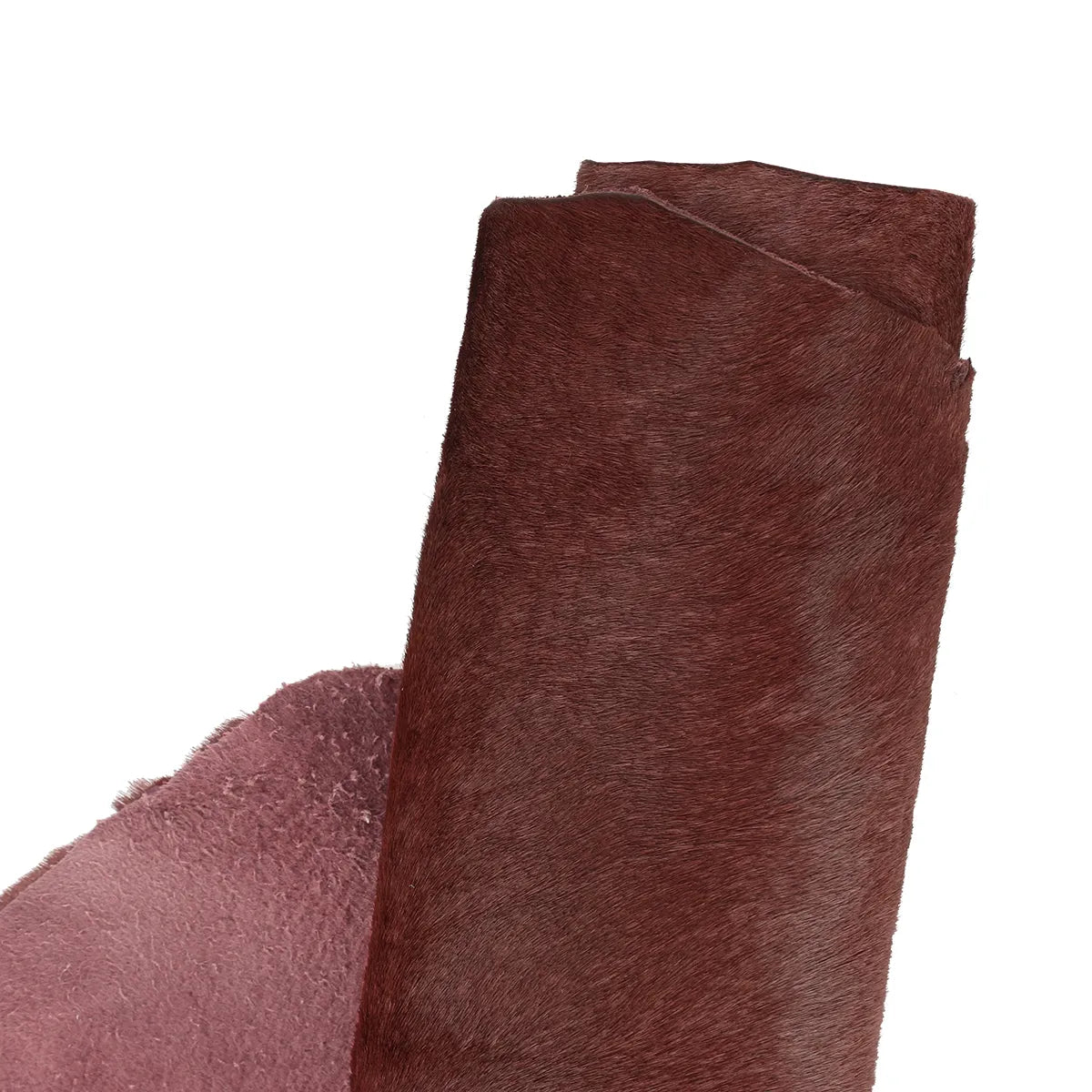 Cuir de veau à poils couleur rouge bordeaux. Peau de cuir pony hair utilisé pour la conception de coussins, accessoires, chaussures, rabats de sac...