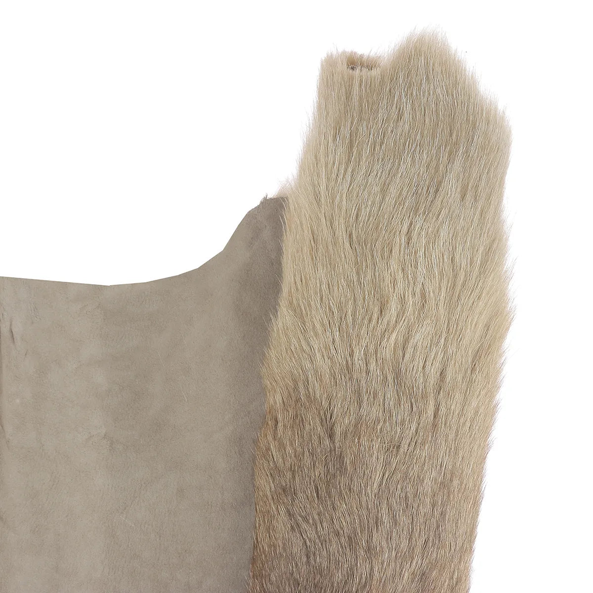 Cuir de mouton lainé à poils longs couleur beige naturel. Cuir idéal pour la fabrication d'accessoire, vêtement et décoration