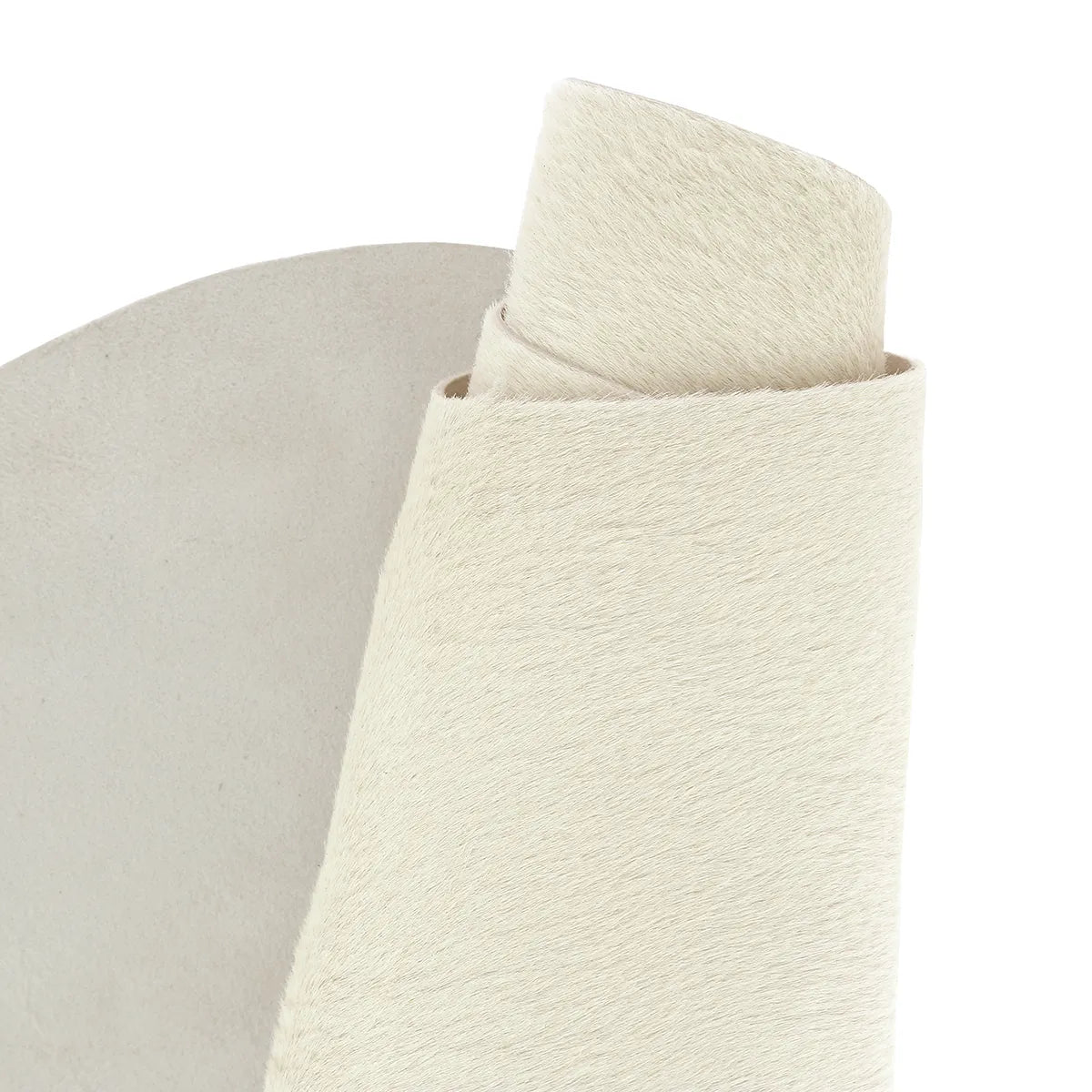 Cuir à poils doux et souple couleur blanc crème idéal pour la confection de chaussure, accessoire, décoration...