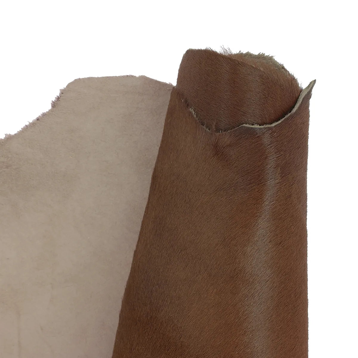 Peau de cuir de veau à poils couleur marron alezan. Cuir cavallino idéal pour la conception de chaussure, rabat de sac, pochette, accessoire et décoration