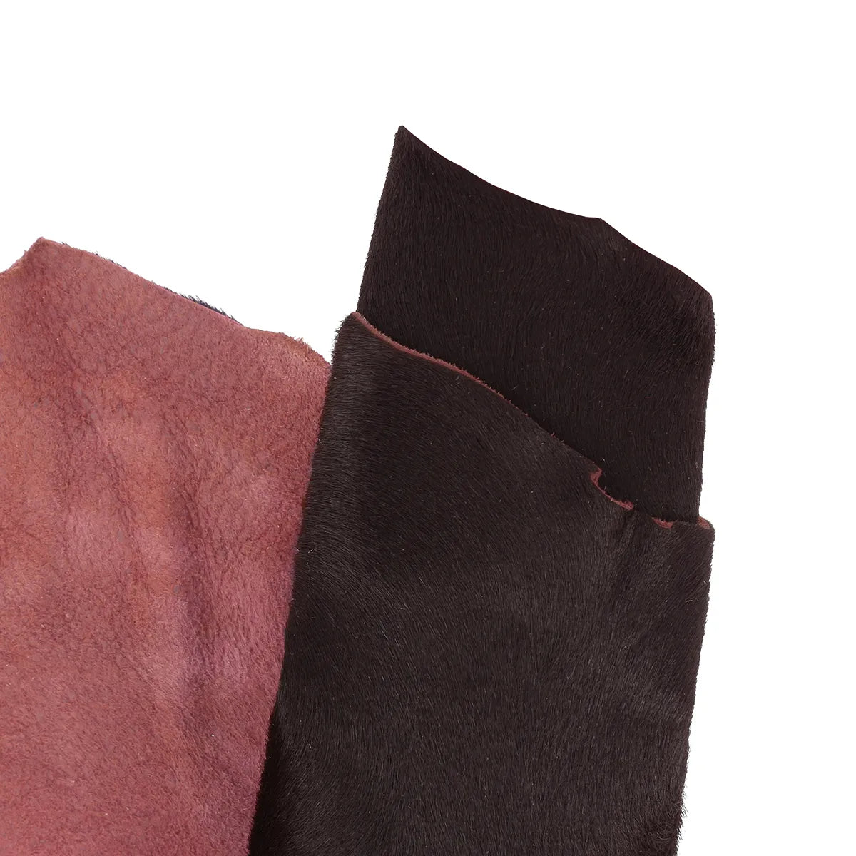 Peau à poils rouge bordeaux. Cuir souple et doux, idéal pour la fabrication d'accessoire, pochette, rabat de sac, décoration et chaussure