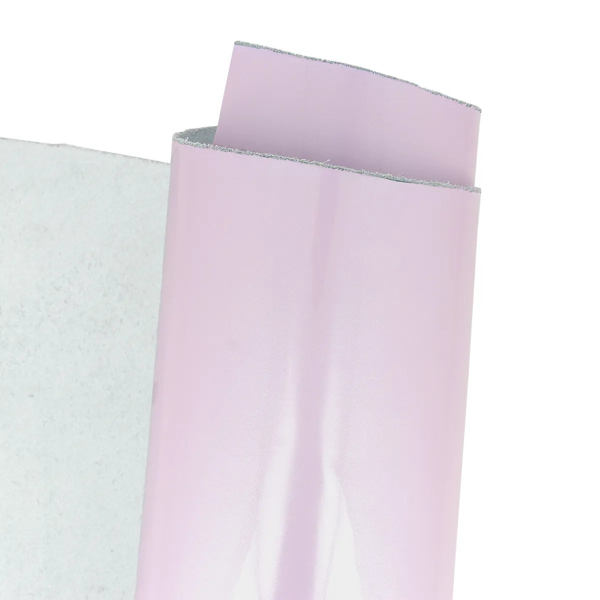 Peau de cuir de veau vernie de couleur rose parme, cuir de qualité, texture brillante.