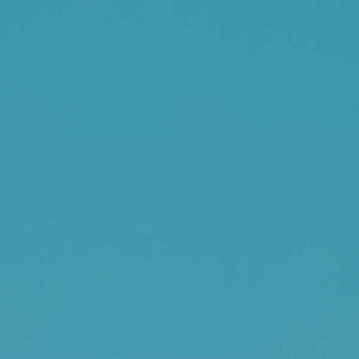 Morceau de cuir de vachette lisse couleur bleu turquoise. Pièce de cuir pour création de petite maroquinerie