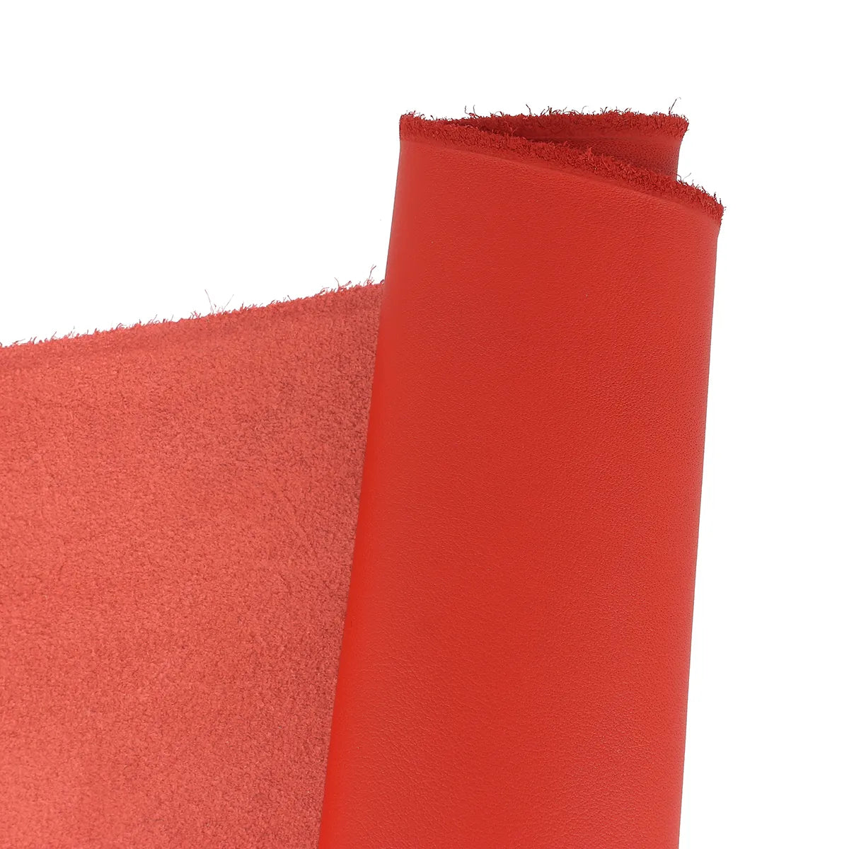 Peau de cuir de vachette nappa lisse rouge, texture douce et élégante, pour projets de maroquinerie