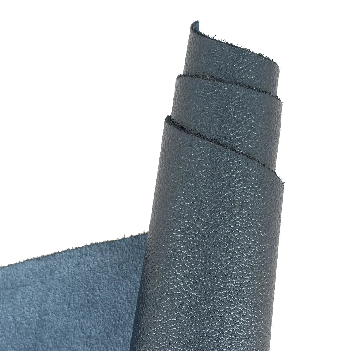 Peau de cuir de vachette grainé couleur bleu minuit brillant. Cuir avec reflet métallisé bleu noir, idéal pour donner de l'originalité à vos créations de maroquinerie
