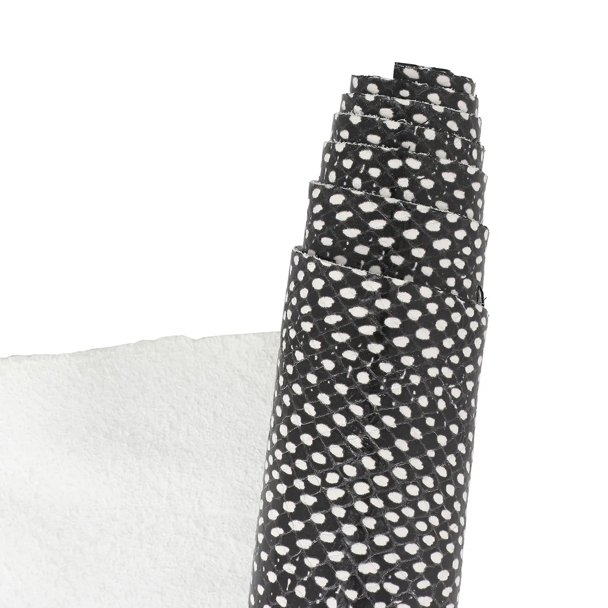 Peau de cuir effet serpent aspic noir et blanc. Cuir souple et fin idéal pour des créations originales et uniques