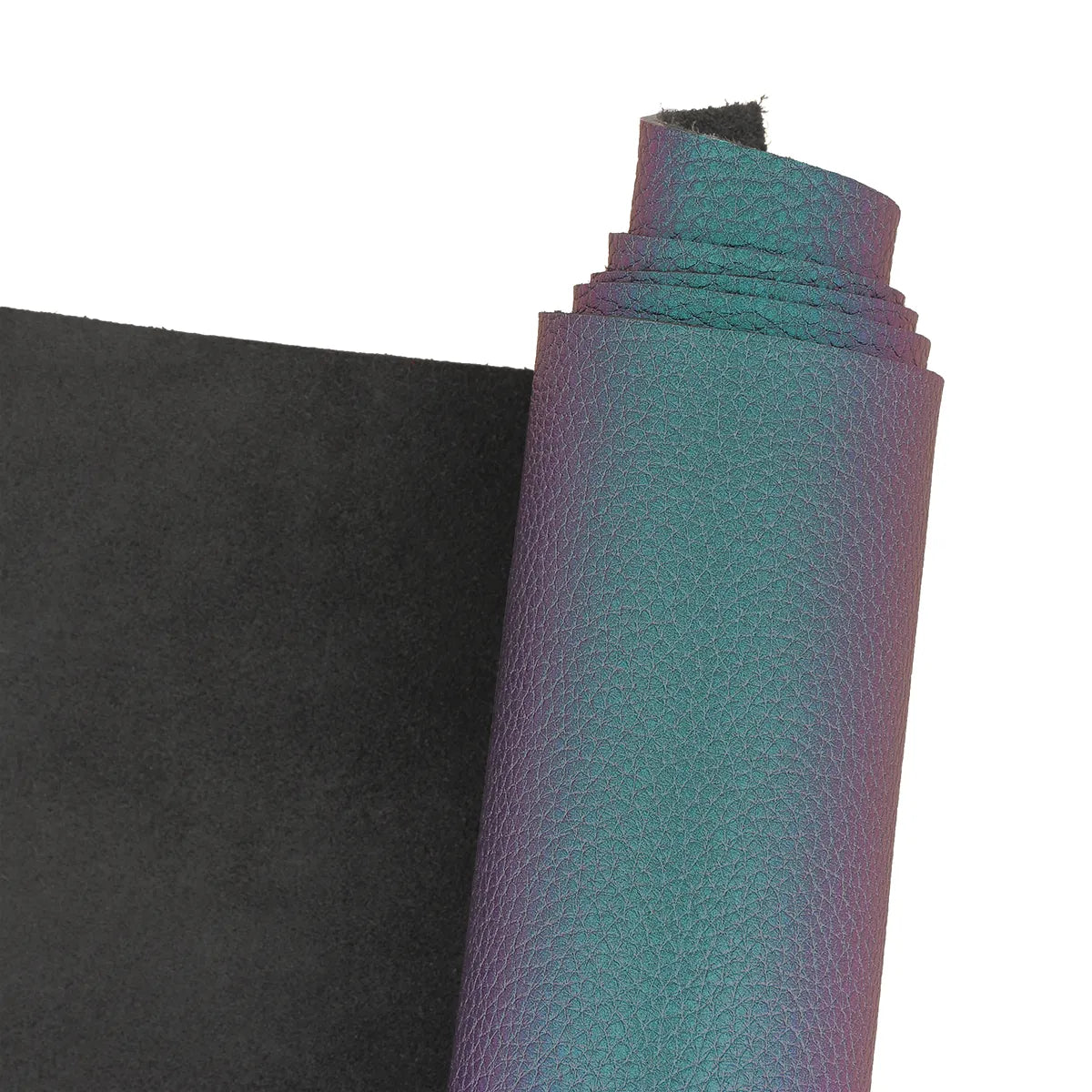 Peau de cuir grainée bleu paon aux reflets métallisés.