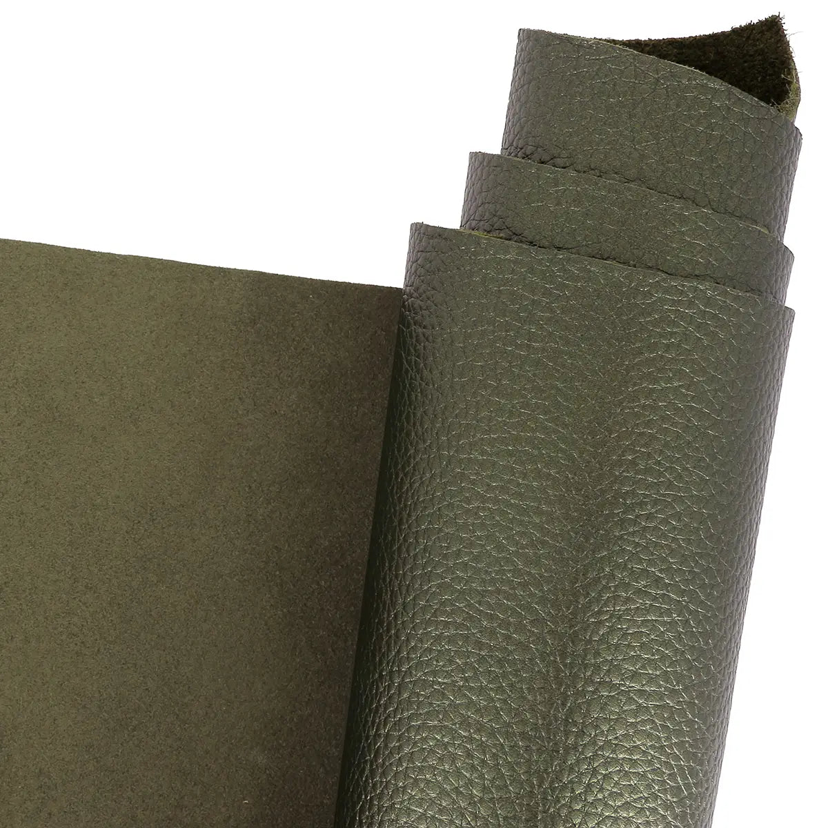 Peau de cuir grainé vert foncé métallisé. Cuir mi-souple mi-ferme idéal pour la création de maroquinerie
