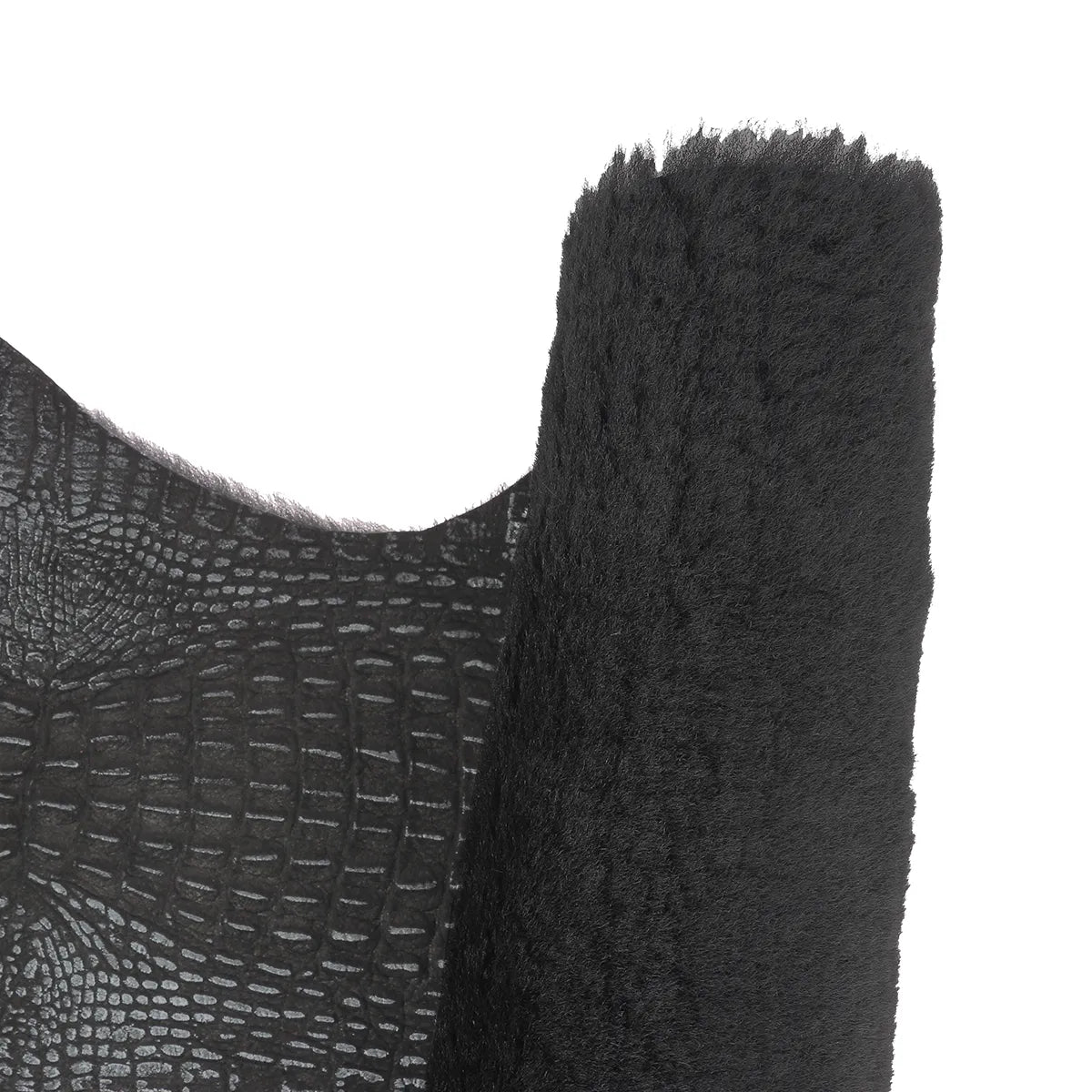 Peau de cuir de mouton lainé noire avec dos en velours imprimé crocodile argenté. Cuir original pour des créations uniques et élégantes