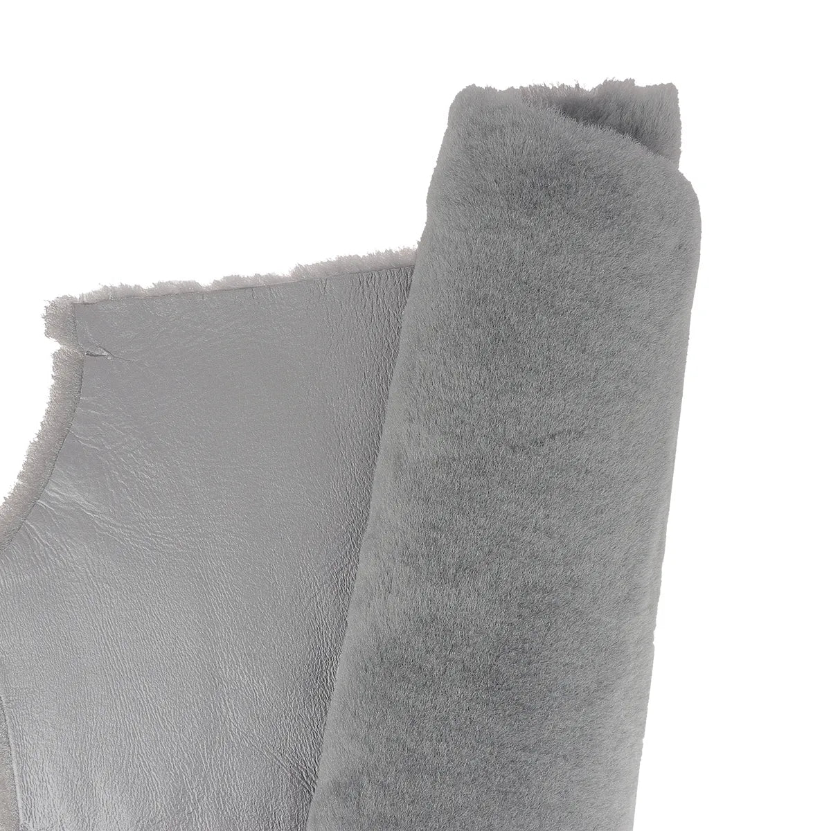Cuir de mouton lainé gris avec joli dos couleur argent métallisé. Cuir lainé idéal pour la fabrication de vêtement, chaussons, bottes, costumes, coussins, accessoires originaux...