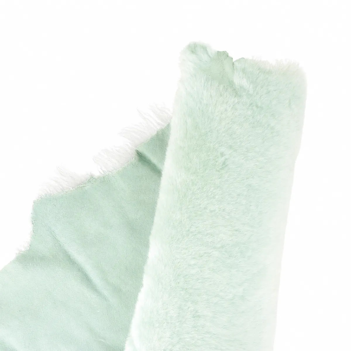 Cuir de mouton lainé à poils courts et lisses couleur vert clair. Cuir souple idéal pour réaliser des vêtements, chaussons, coussins, bourses, bottes...
