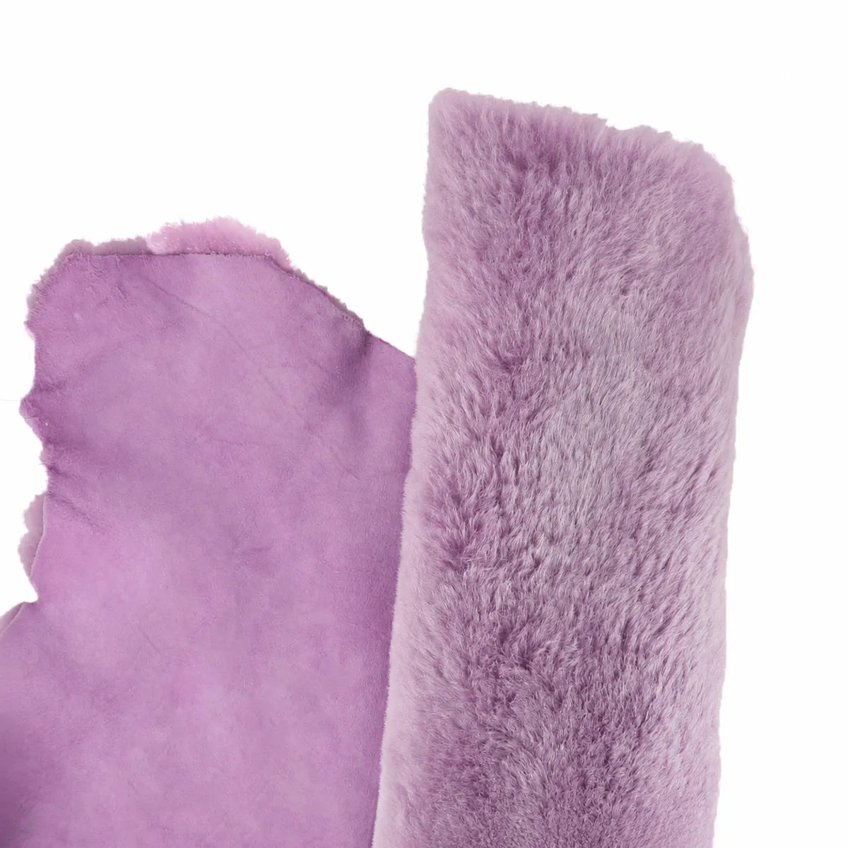Cuir de mouton lainé lisse couleur violet lilas. Cuir doux idéal pour la création de vêtement, chaussons, accessoire...