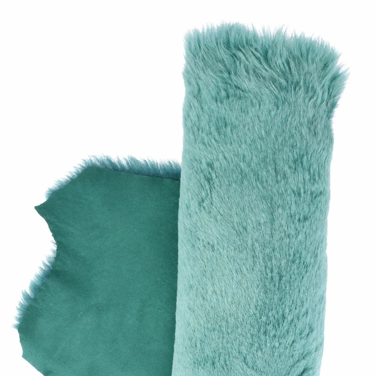 Cuir de mouton lainé à poils lisses couleur bleu canard. Cuir souple idéal pour la fabrication de vêtement, chaussons, bottes, bourses...