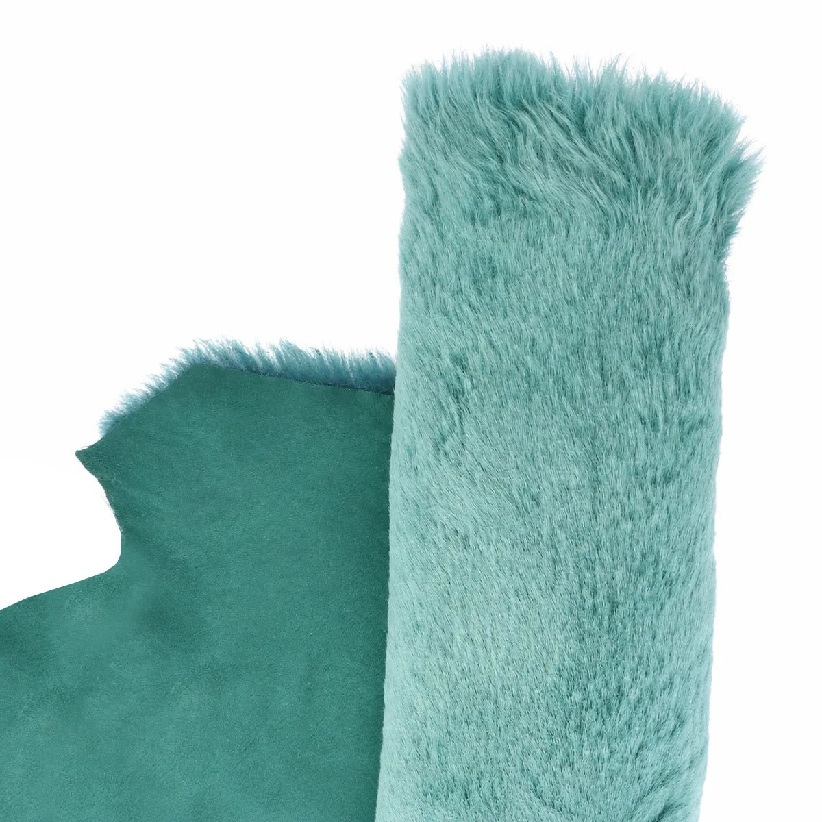 Cuir de mouton lainé à poils lisses couleur bleu canard. Cuir souple idéal pour la fabrication de vêtement, chaussons, bottes, bourses...