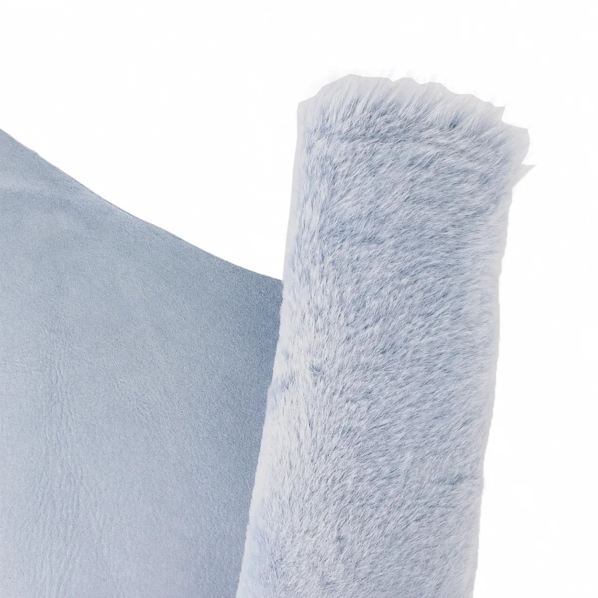 Cuir de mouton lainé lisse bleu clair. Cuir doux idéal pour la création de vêtement, chaussons, coussins, accessoire...