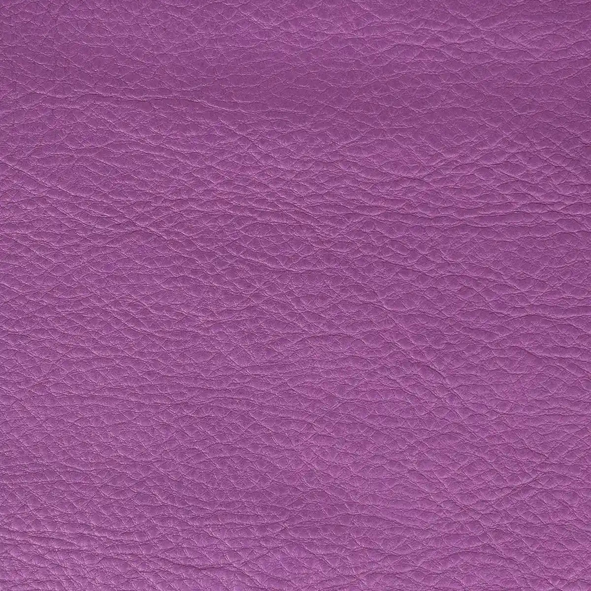 Pièce de cuir violet métallisé