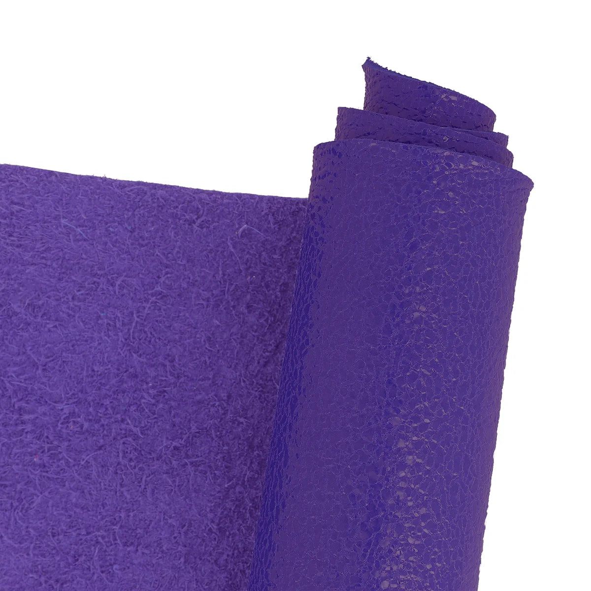 Cuir violet effet craquelé verni. Cuir original idéal pour apporter une touche de fun à vos créations de maroquinerie, accessoire, décoration...