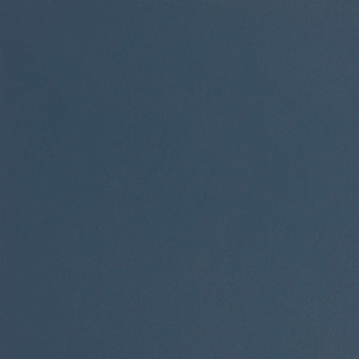 Pièce de cuir lisse couleur bleu de France, de la collection Nappa. Morceau de cuir de veau lisse idéal pour des créations de petite maroquinerie, accessoire, petit objet décoratif, test, prototype...