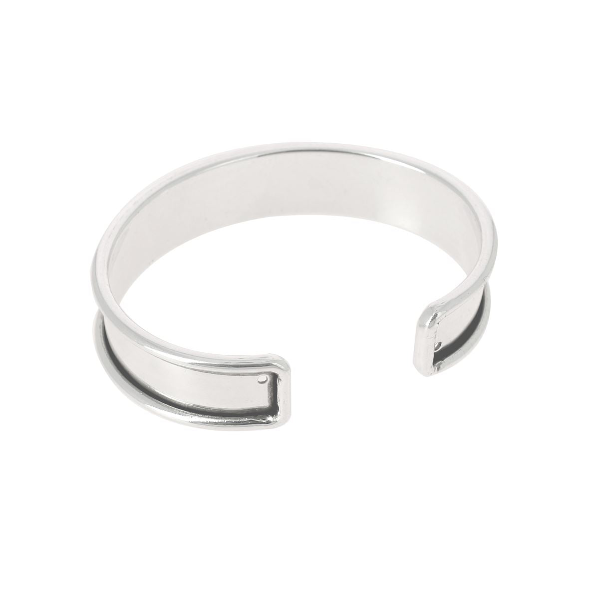 Bracelet manchette en laiton argent vieilli, accessoire de mode élégant et robuste, porté au poignet.
