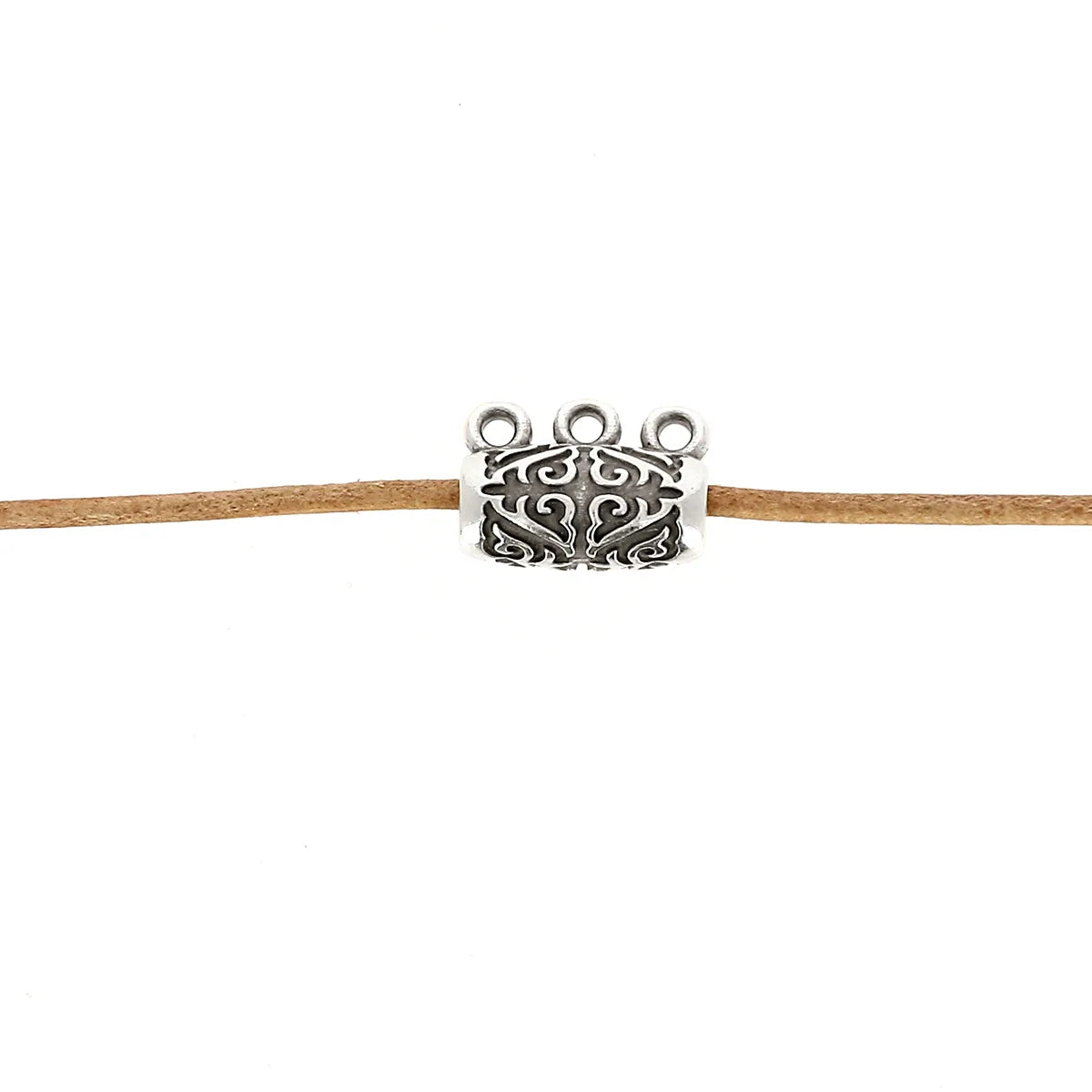 Charm coulissant pour bracelet en cuir ou décoration de cordon. Perle longue avec anneaux, décorée avec des volutes