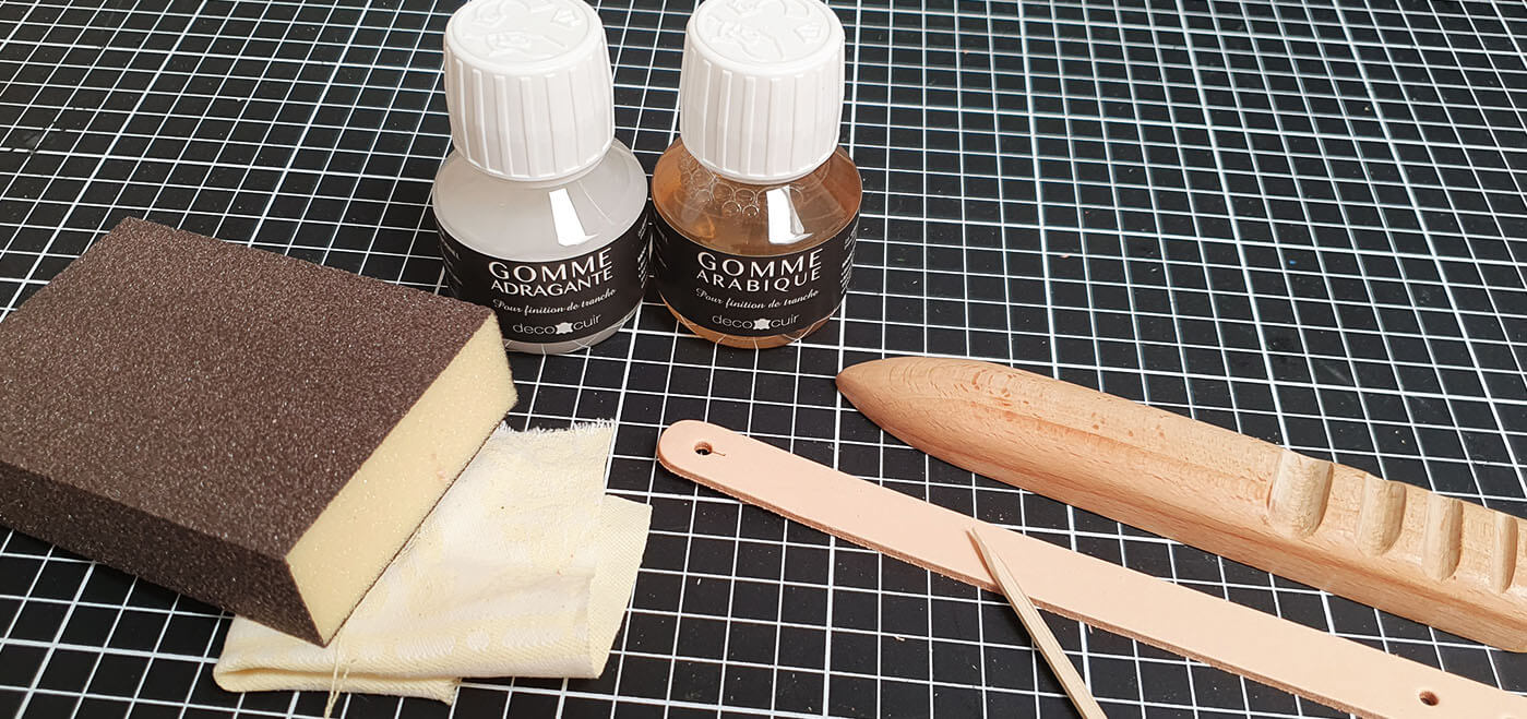 travail des tranches cuir avec gomme de finition