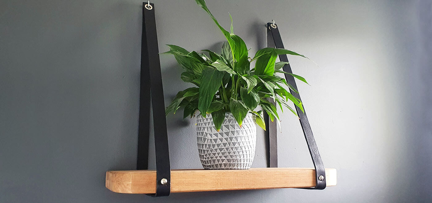 suspendre étagère en bois avec lanières en cuir