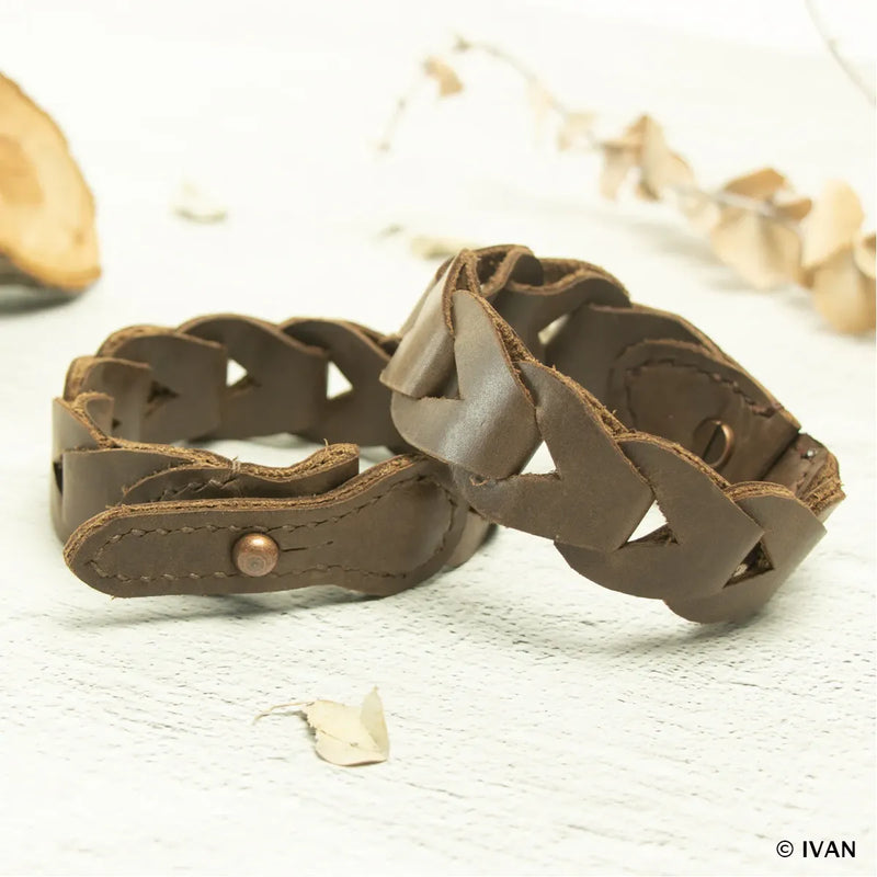 Bracelet en cuir avec fermeture bouton de col
