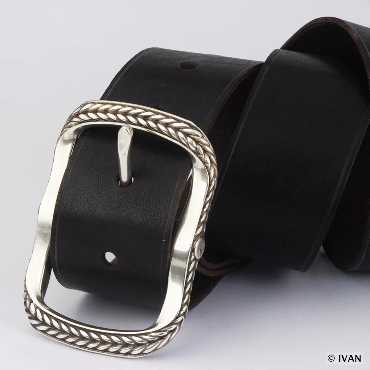 Ceinture en cuir avec boucle effet tressé