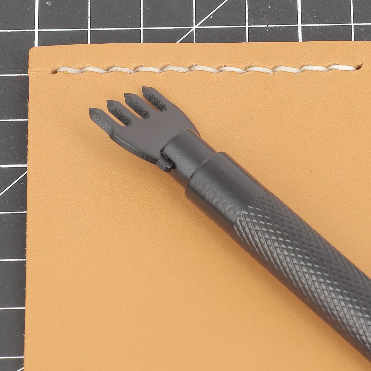 Couture cuir avec griffe à frapper 3009-02