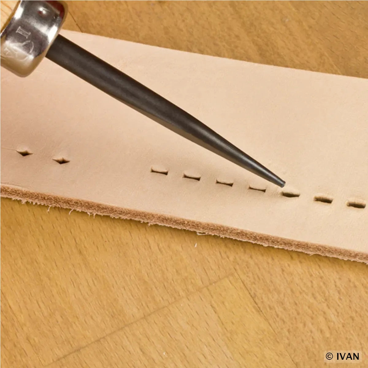 Alêne pour agrandir trou - couture cuir et laçage cuir