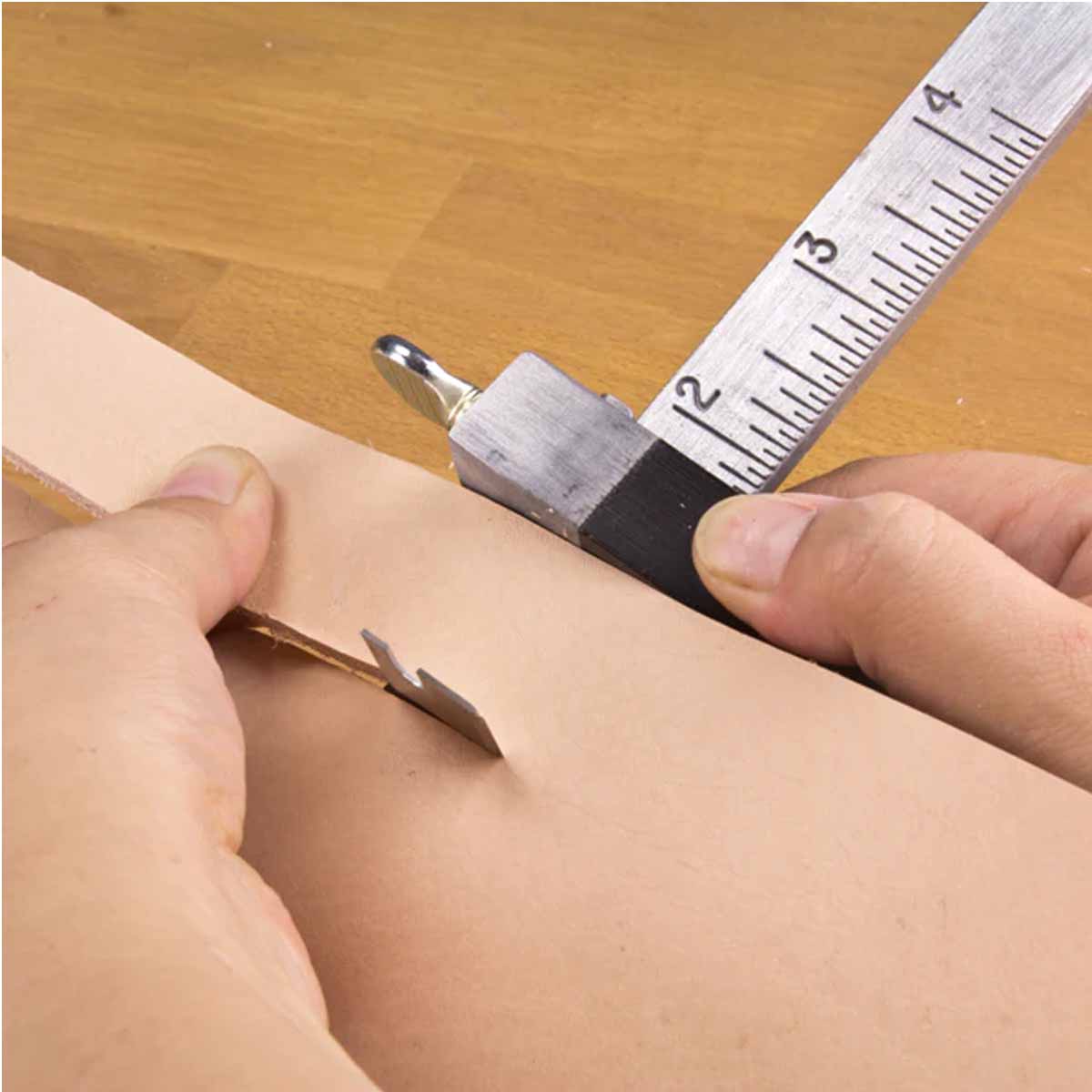 Coupe lanières de cuir en métal