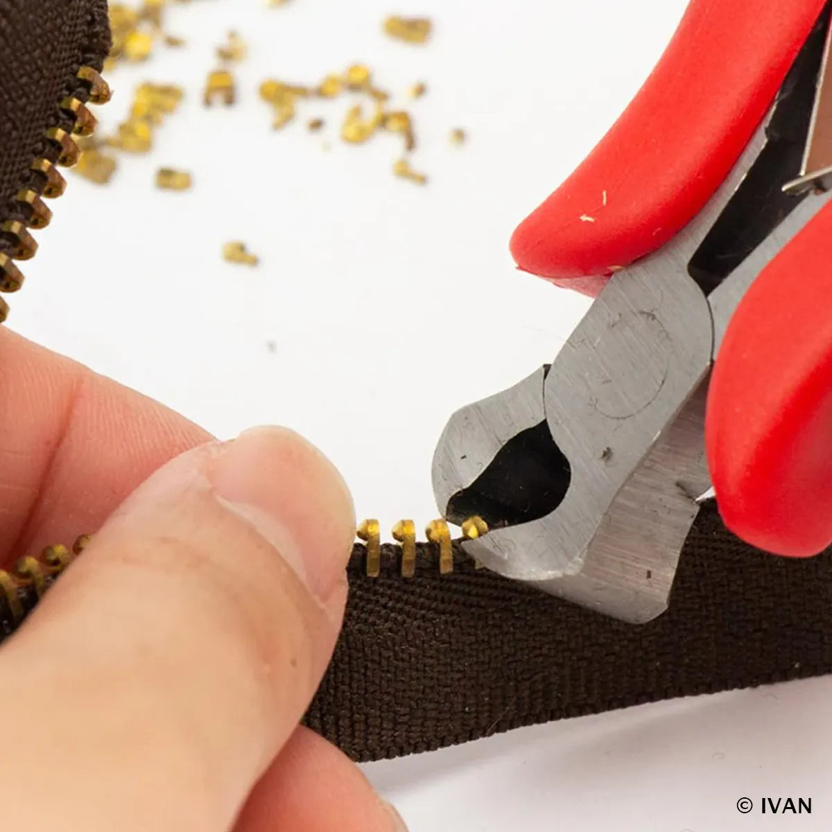 Pince coupante à fermeture éclair