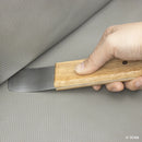 Outil de tapissier pour border tissu et cuir dans les angles, creux et jonctions des sections rembourrées.